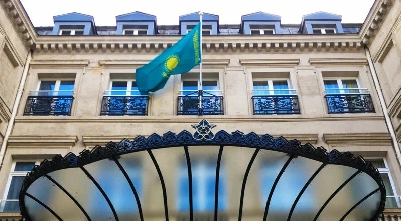 Казахстан евакуює співробітників посольства з Києва, Узбекистан просить своїх громадян залишити Україну