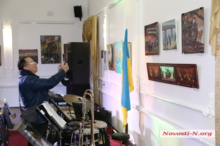 В Николаевском театре открылась выставка художника Вадима Пустыльника (фоторепортаж)