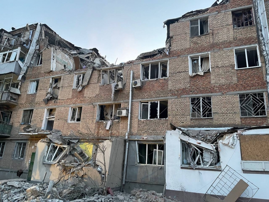 З'явилися фото з місця обстрілу в Миколаєві, де ворожа ракета влучила у п'ятиповерховий будинок