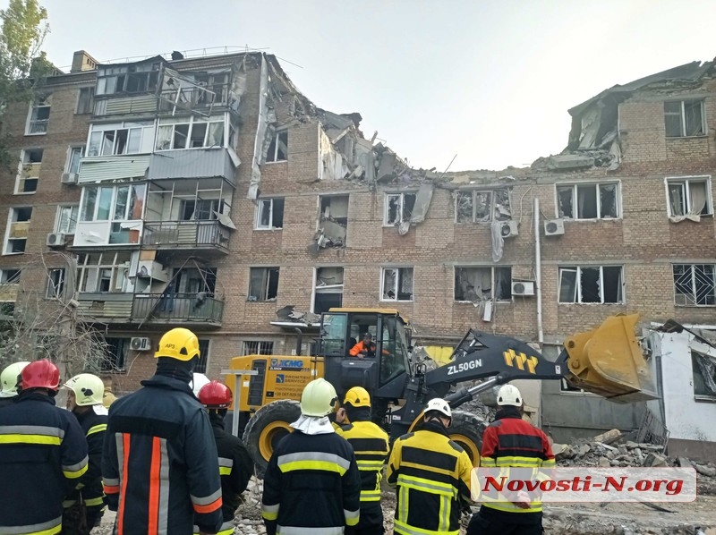 В Николаеве продолжают разбор завалов разрушенной обстрелом пятиэтажки: фото и видео с места