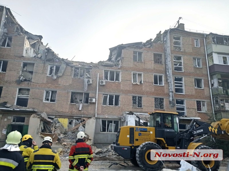 У Миколаєві продовжують розбір завалів зруйнованого обстрілом п'ятиповерхівки: фото та відео з місця