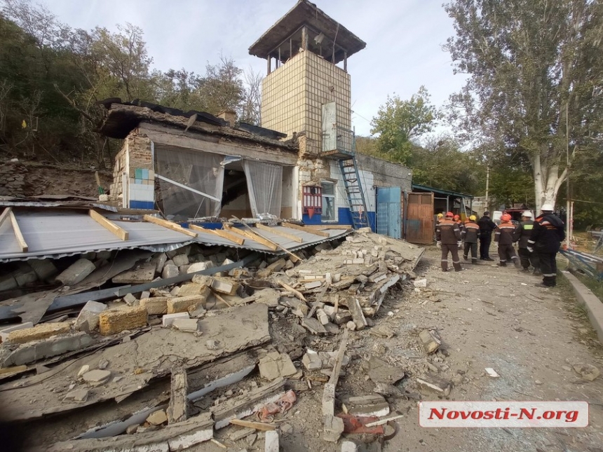 В Николаеве закончили разбор завалов на лодочной станции, подвергшейся обстрелу (фото, видео)