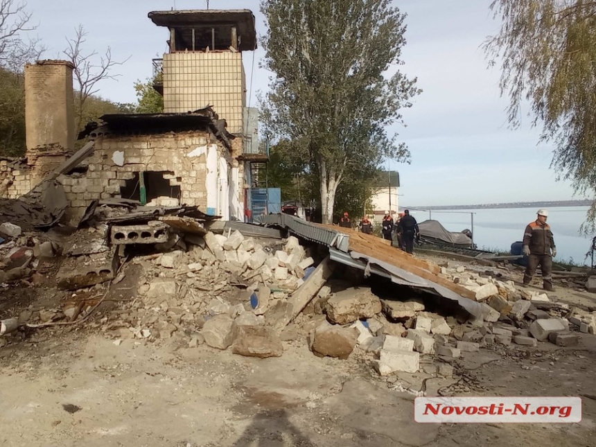 У Миколаєві закінчили розбір завалів на човновій станції, що зазнала обстрілу (фото, відео)