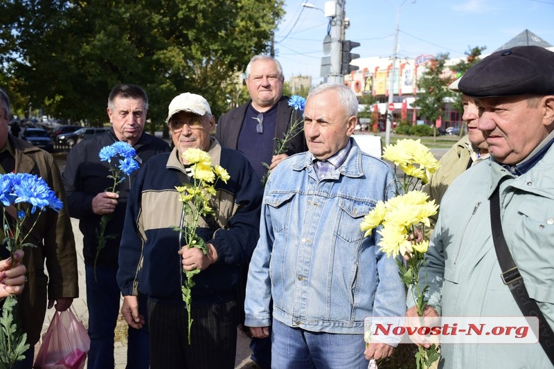 В Николаеве хотят снести памятник «милиционеру» на Садовой: защищать монумент пришли ветераны МВД