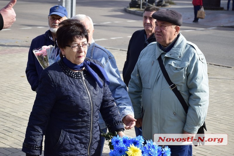 В Николаеве хотят снести памятник «милиционеру» на Садовой: защищать монумент пришли ветераны МВД