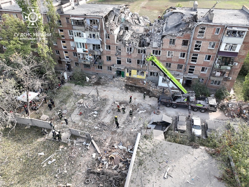 В Николаеве из-под завалов пятиэтажки извлекли тело женщины: спасательные работы продолжаются