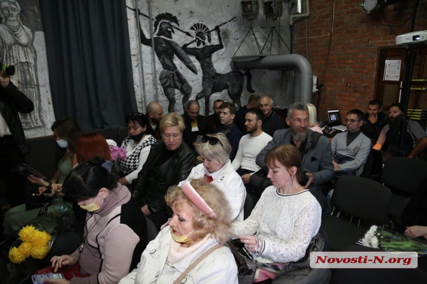 На сцене николаевского театра показали непобедимость украинской женщины (фоторепортаж)