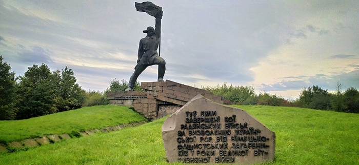 Пам'ятник радянським воїнам на Закарпатті визнали загрозою життям людей та вирішили демонтувати