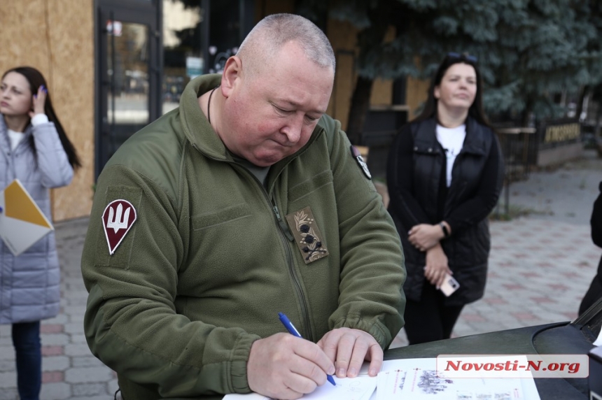 В Николаеве в честь дня защитников и защитниц погасили праздничную марку (фото, видео)