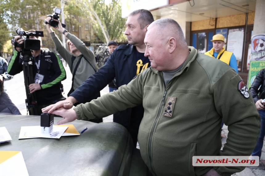 У Миколаєві на честь дня захисників та захисниць погасили святкову марку (фото, відео)