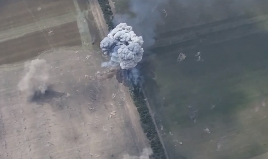Появилось видео, как ВСУ с помощью Excalibur уничтожили технику врага в Херсонской области