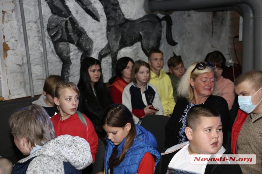 В николаевском театре провели «кототерапию» для детей и взрослых (фоторепортаж)