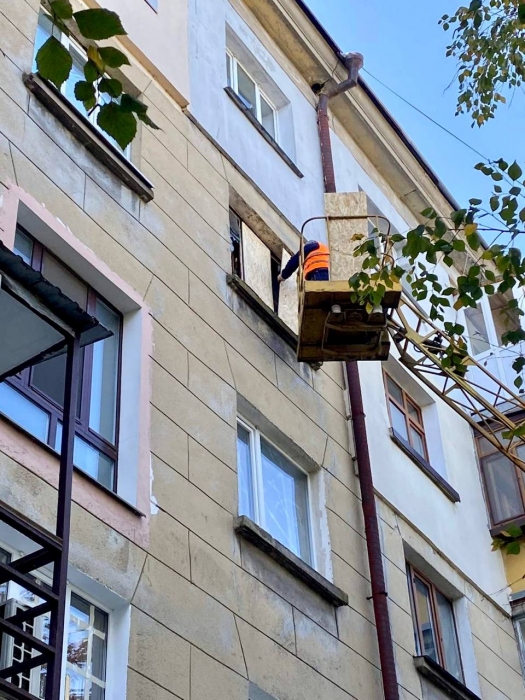 У Миколаєві 800 багатоповерхівок пошкоджено від обстрілів, у 206 з них розбиті дахи