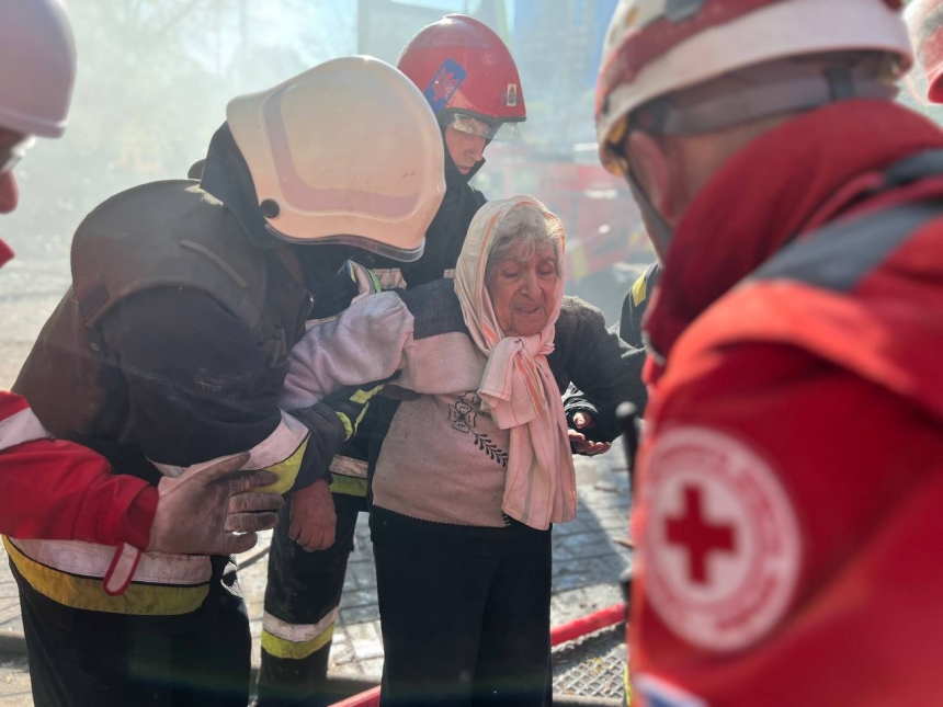 У Києві зі зруйнованого будинку врятували жінку похилого віку (фото)