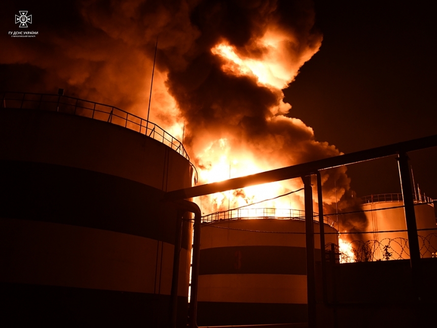 Масштабна пожежа у Миколаєві: рятувальники показали на відео, як гасили тисячі тонн олії