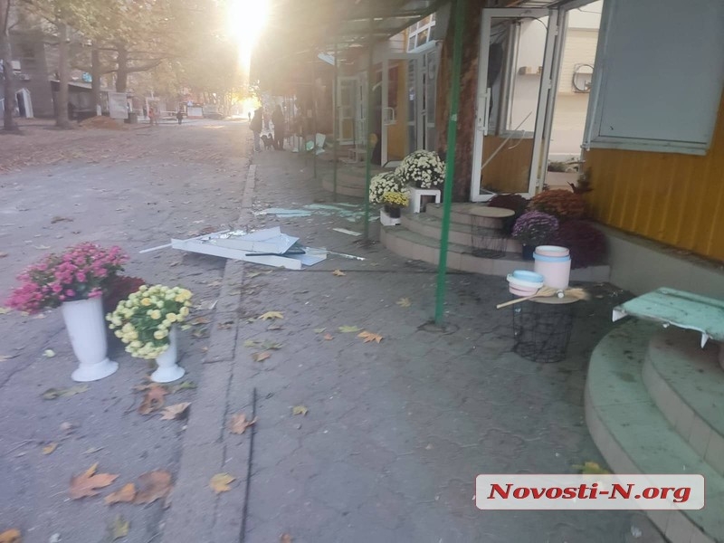 Российская ракета попала в Каштановый сквер в Николаеве: разрушен цветочный рынок (фото, видео)