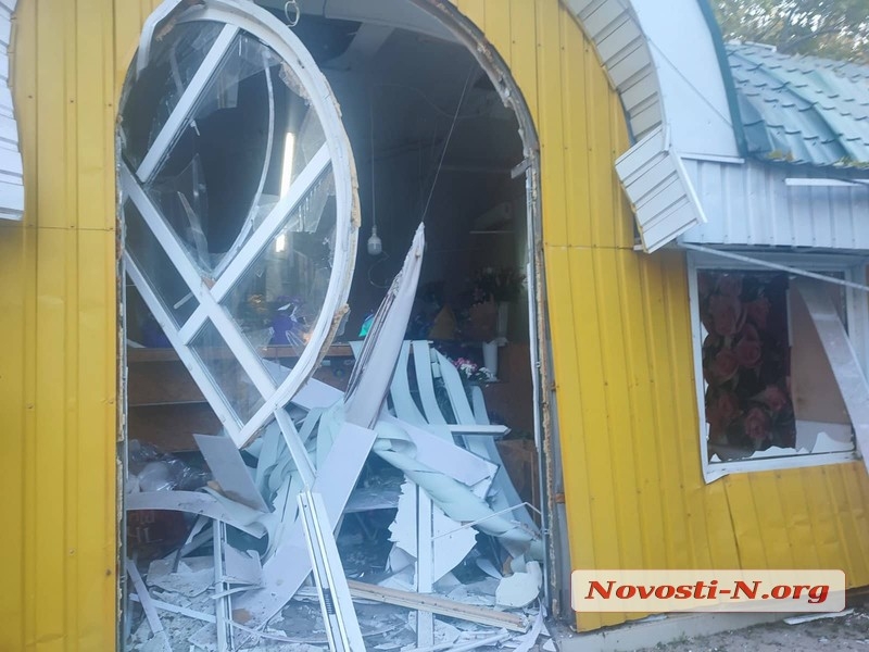 Обстріл скверу у Миколаєві: зруйновано квітковий ринок (фото, відео)