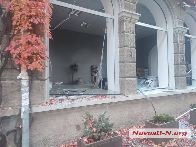 Обстріл скверу у Миколаєві: зруйновано квітковий ринок (фото, відео)