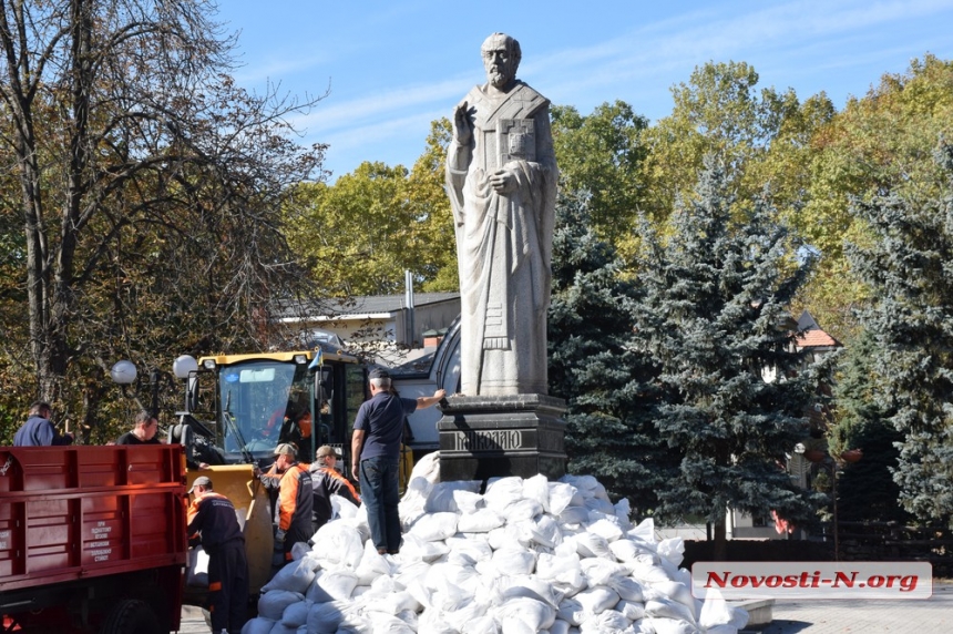 В Николаеве защищают мешками с песком памятник покровителю города (фото)