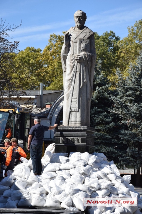 В Николаеве защищают мешками с песком памятник покровителю города (фото)