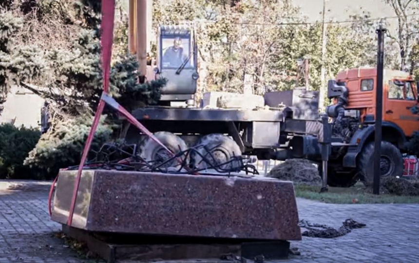 В Мариуполе оккупанты демонтировали памятник жертвам Голодомора