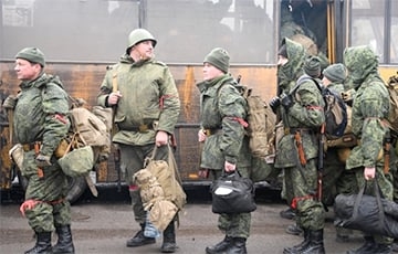 Мобилизованные зэки- оккупанты после получения оружия убегают обратно в РФ