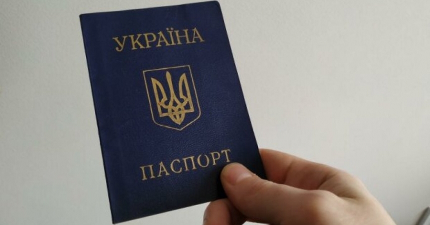 Три тысячи украинцев, которые живут за границей, хотят отказаться от своего гражданства