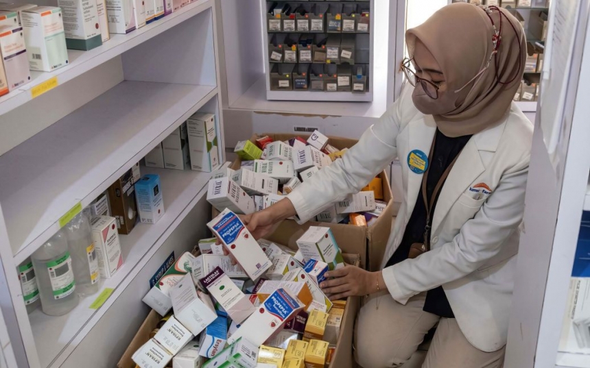 После употребления сиропа от кашля умерли почти 100 детей в Индонезии