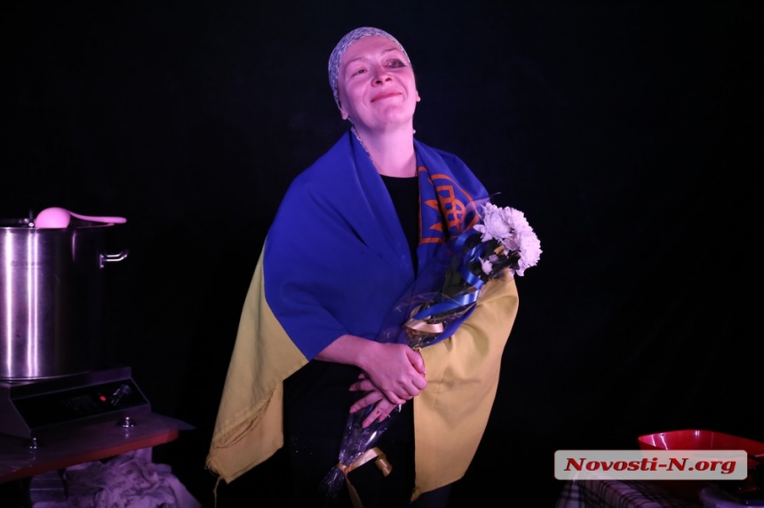 Артисты Херсонского театра порадовали николаевцев спектаклем и борщом (фоторепортаж)