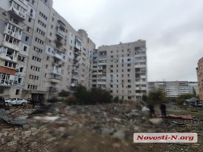 Появились фото и видео попавших под обстрел многоэтажек в Николаеве