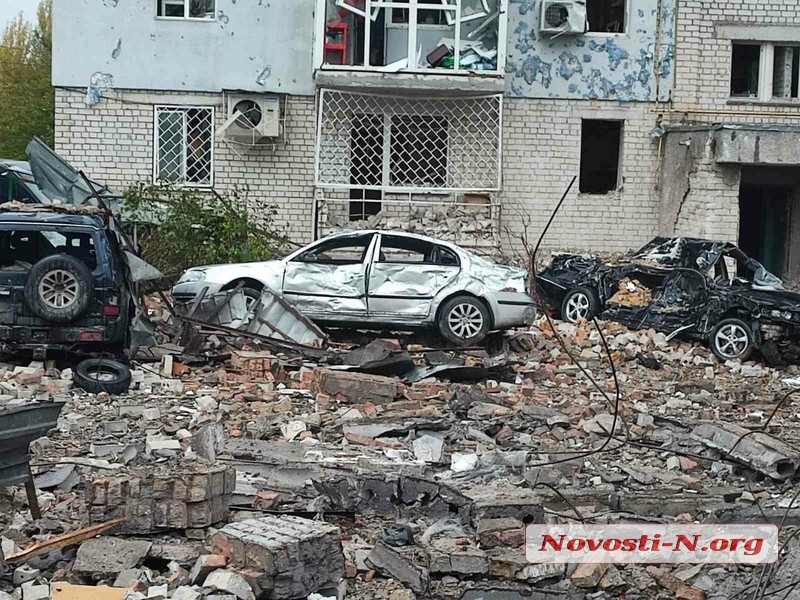 Появились фото и видео попавших под обстрел многоэтажек в Николаеве