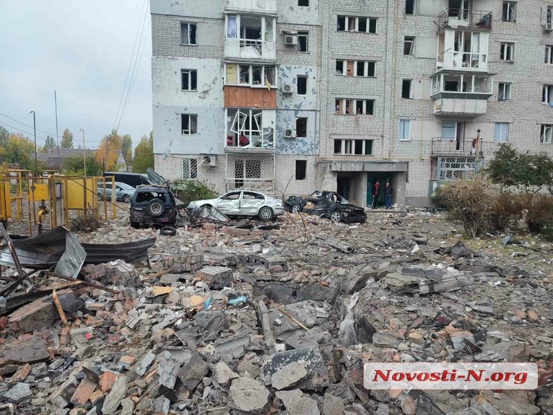 Появились фото и видео попавших под обстрел многоэтажек в Николаеве