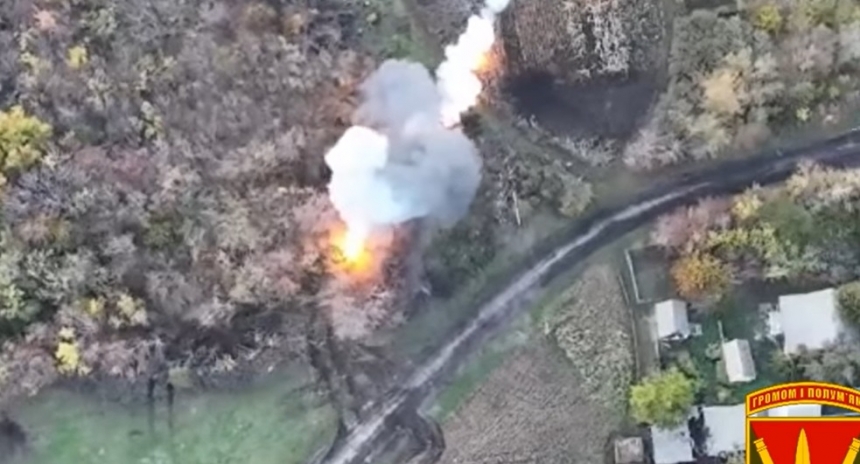 Первомайські артилеристи показали момент знищення танків ворога (відео)