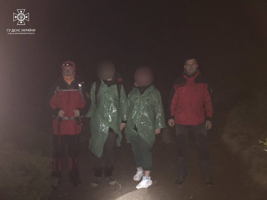 На Прикарпатті рятувальники відшукали в горах туристів, що заблукали