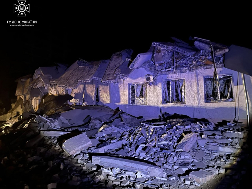 В ГСЧС показали фото последствий обстрела Николаева: разрушено здание, возник пожар