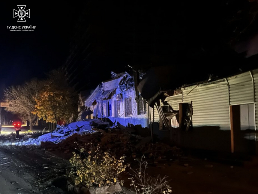 У ДСНС показали фото наслідків обстрілу Миколаєва: зруйновано будівлю, виникла пожежа