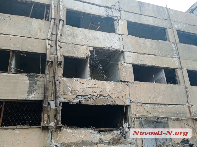 В Николаеве ракета разрушила здание хлебопекарни (фото, видео)
