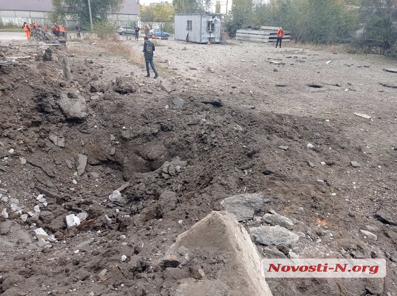 В Николаеве ракета разрушила здание хлебопекарни (фото, видео)