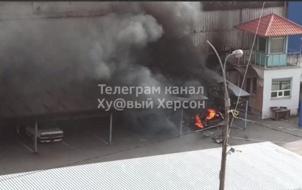 В окупованому Херсоні біля будівлі поліції горіли машини (відео)