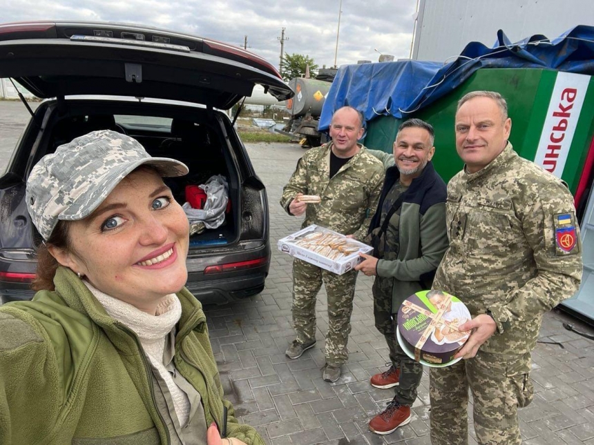 Депутаты Киевского горсовета привезли борщ военным в Николаев