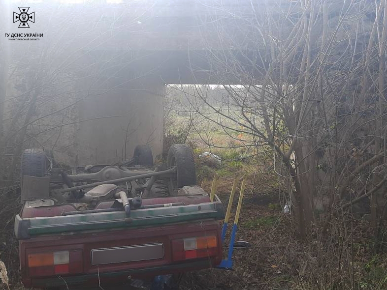 У Миколаївській області ВАЗ упав з мосту: загинув водій