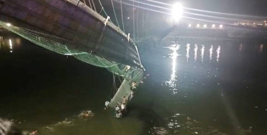 В Индии упал мост, на котором было до 500 человек: десятки погибших (видео)