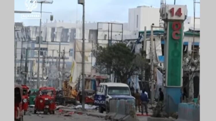 Біля Міносвіти Сомалі терористи підірвали два авто: загинуло 100 людей, ще майже 300 поранено