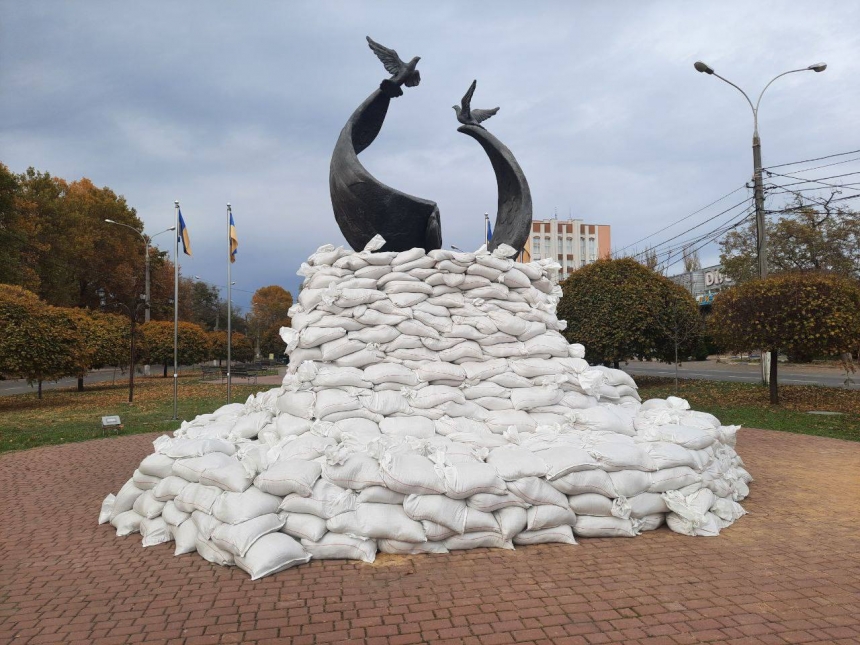 У Миколаєві обклали мішками з піском пам'ятник Героям небесної сотні (фото)