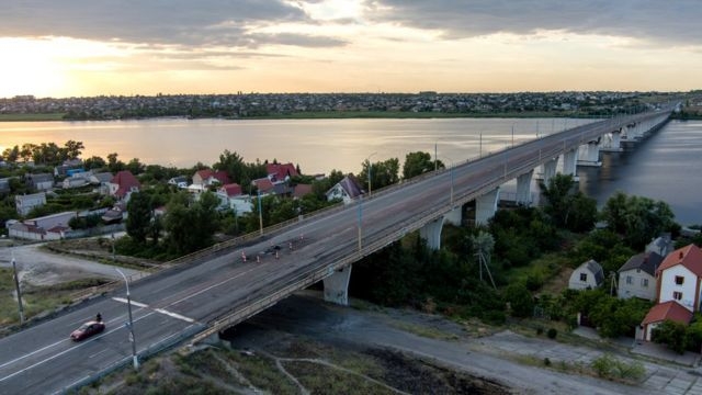 ВСУ уничтожили две баржи в районе Антоновского моста