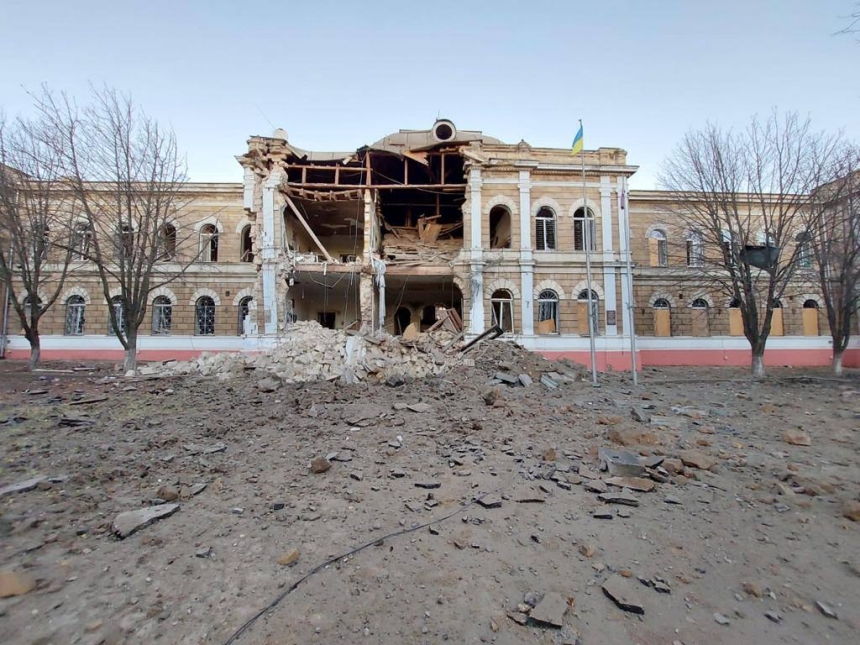 Нічна атака на Миколаїв: зруйновано коледж та гімназію, одна людина загинула, 5 – постраждали