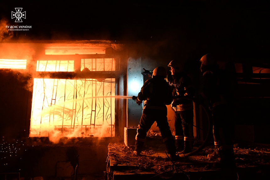 Спасатели показали последствия ракетных ударов по центру Николаева (фото)