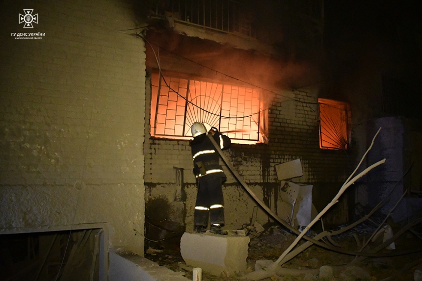 Спасатели показали последствия ракетных ударов по центру Николаева (фото)