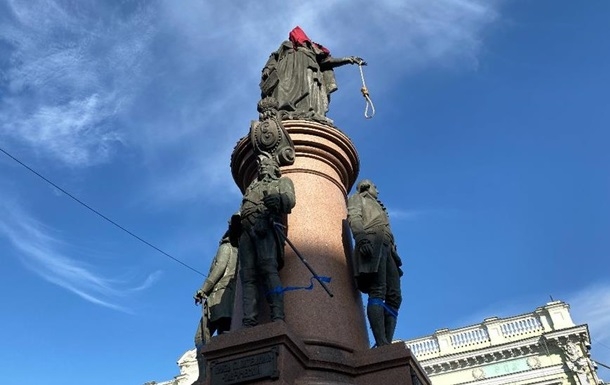 В Одессе надели колпак палача на памятник Екатерине II