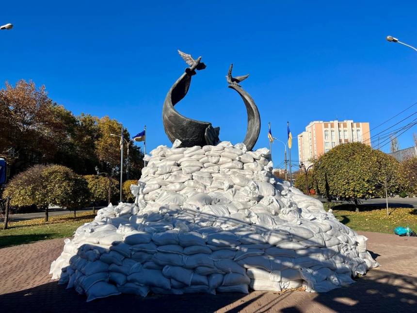 В Николаеве на защиту памятника «Небесной сотне» потратят три тысячи мешков с песком